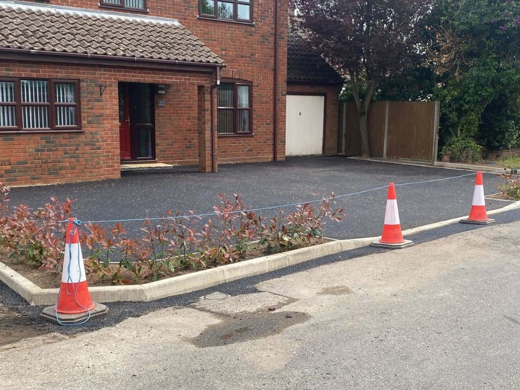 This is a newly installed tarmac driveway just installed by Hitchin Driveways